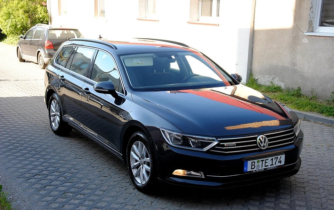 Volkswagen Passat cena 52900 przebieg: 228000, rok produkcji 2015 z Lidzbark małe 67